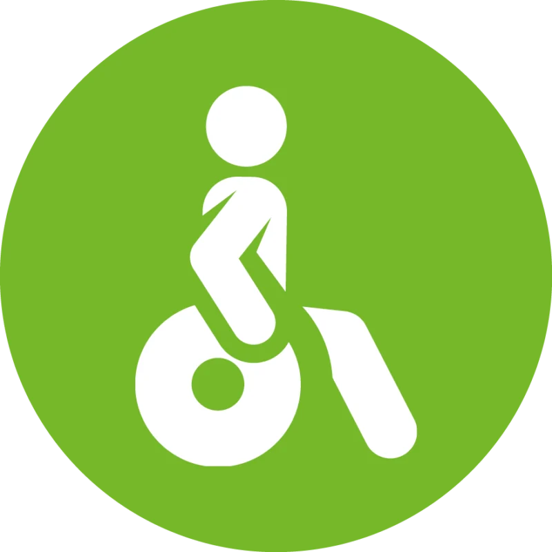 Weißes Piktogramm einer Person im Rollstuhl, dargestellt auf einem runden, grünen Hintergrund. Das Icon Barrierefreiheit oder Unterstützung für Menschen mit körperlichen Beeinträchtigungen.